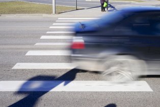 Jak zadbać o swoje bezpieczeństwo na drodze? Porady dla pieszych i  kierowców.